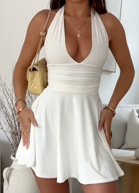 Weißes Minikleid Damen – Sommerkleid mit tiefem V-Ausschnitt & offenem Rücken